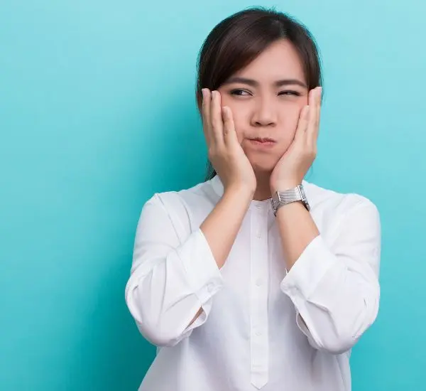 全瓷冠磨牙、裂開或變色怎麼辦？全瓷冠掉了可以自己用黏著劑嗎？